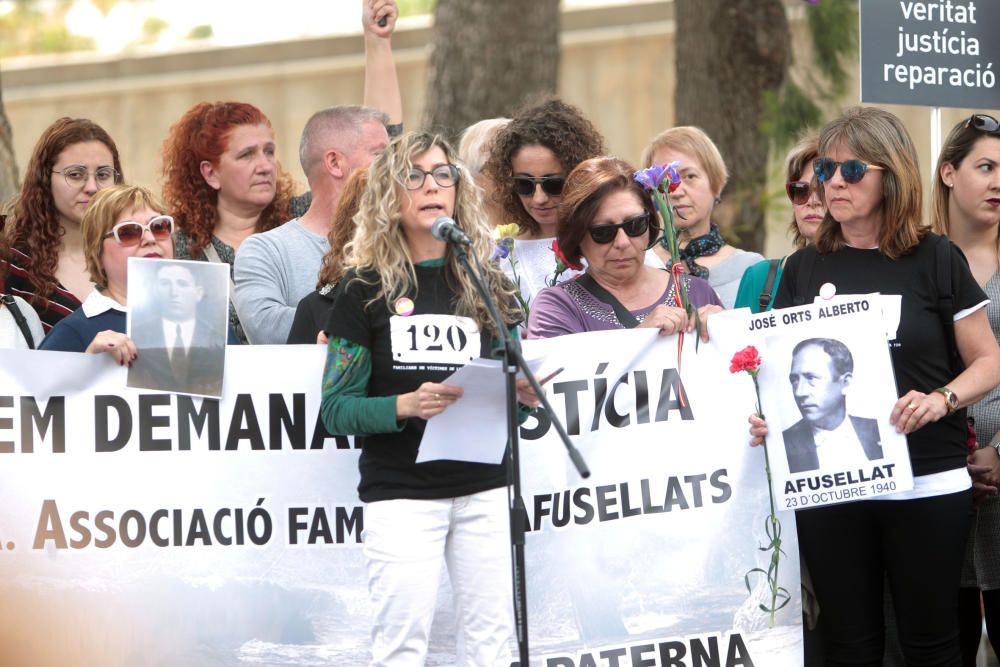 Homenaje a los fusilados en el cementerio de Paterna