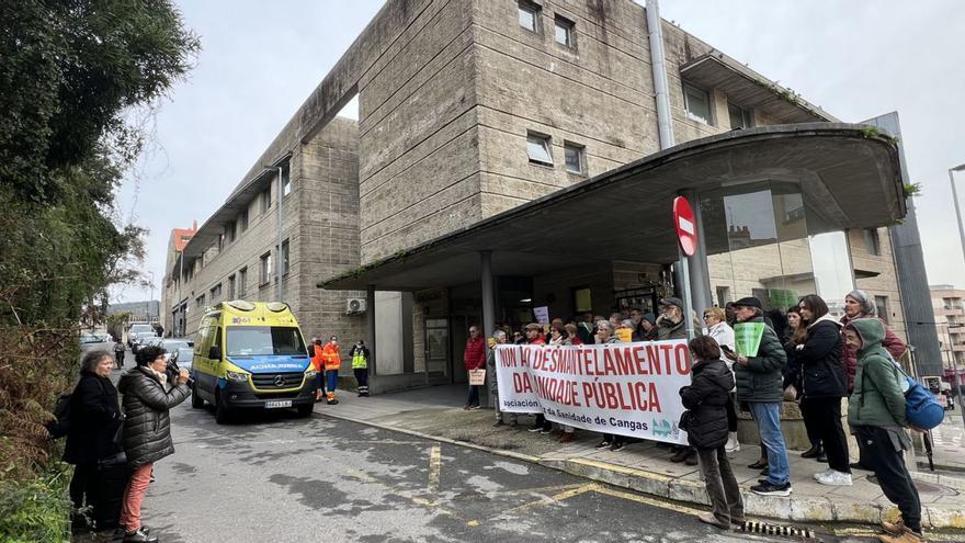 Denuncian el colapso en el Centro de Salud de Cangas, con la sala de espera de “urgencias” llena