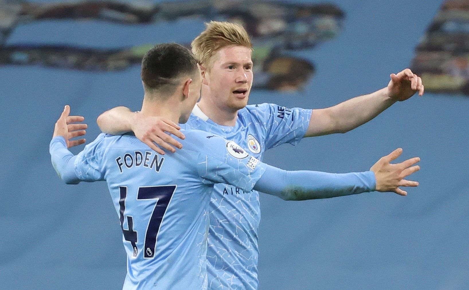 Foden y De Bruyne celebran uno de los cinco goles del City ante el Southampton.