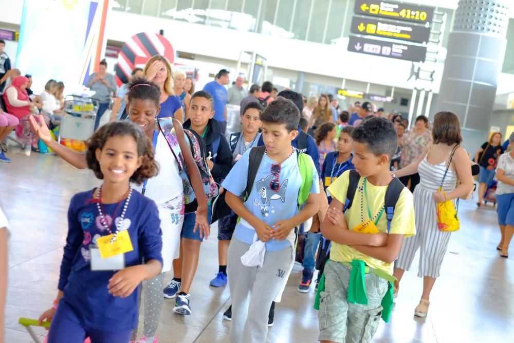 Los 60 niños saharauis que han pasado el verano en la provincia con el programa "Vacaciones en paz" regresaron ayer a los campamentos de refugiados de Tinduf (Argelia)