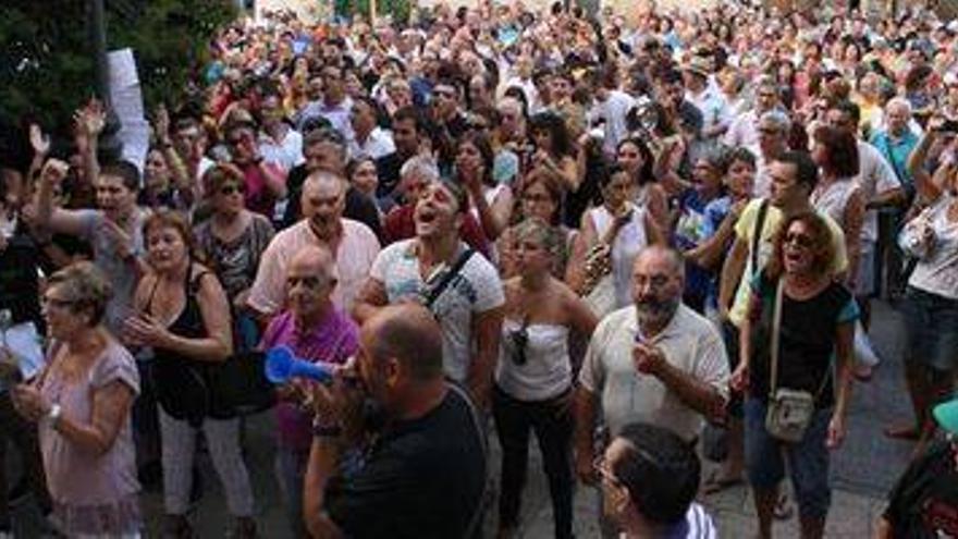 Boicotean el pleno y persiguen al alcalde de Vinaròs