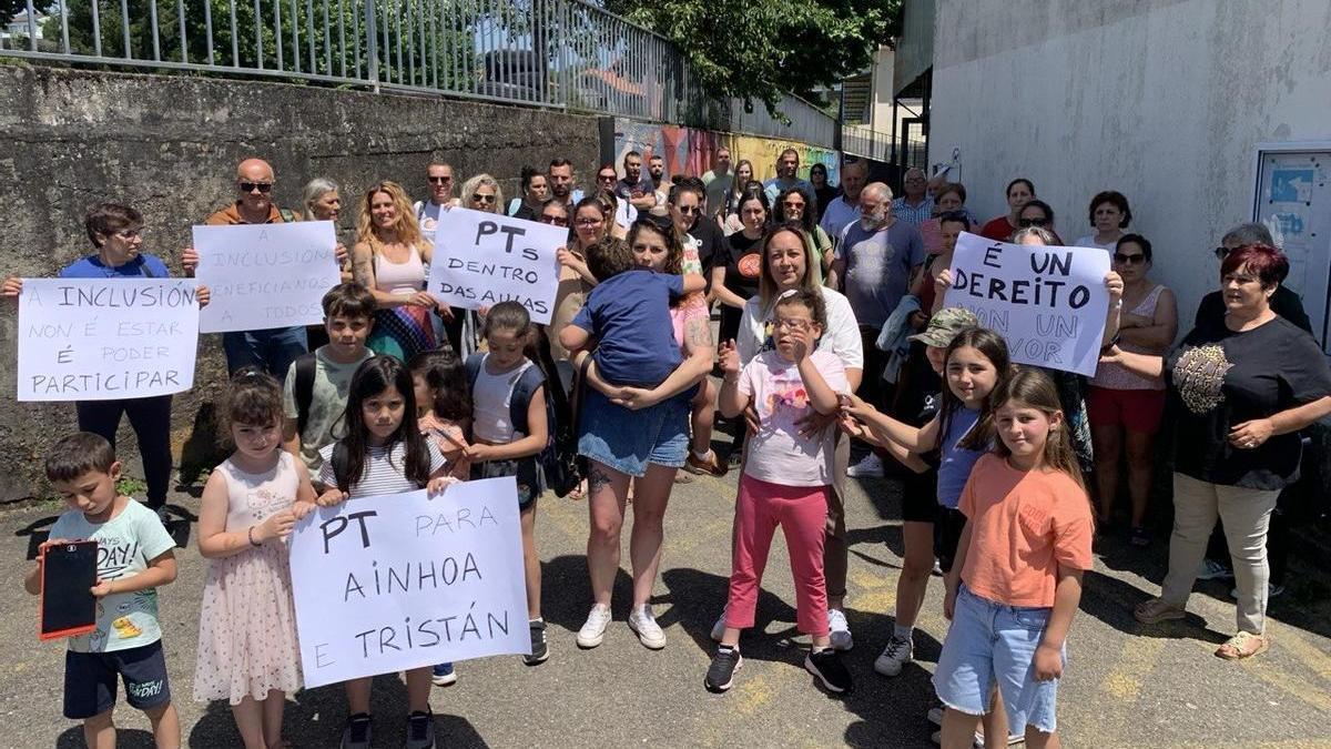 Los padres y alumnos concentrados ante la puerta del colegio de Reboreda para solicitar pedagogos terapéuticos.