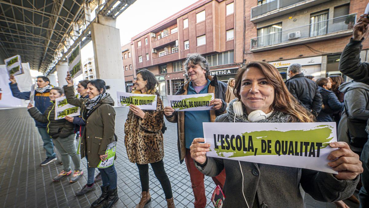Protesta de representantes de los docentes del sindicato USTEC, este miércoles en L'Hospitalet.