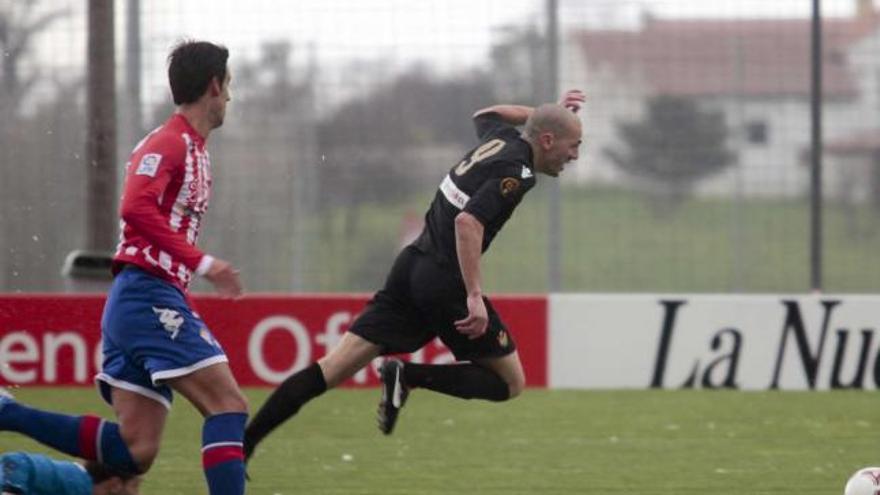 Óscar Martínez rebasa al portero y a la defensa del Sporting B en la acción del tanto del Ourense, ayer, en Mareo. // LNE