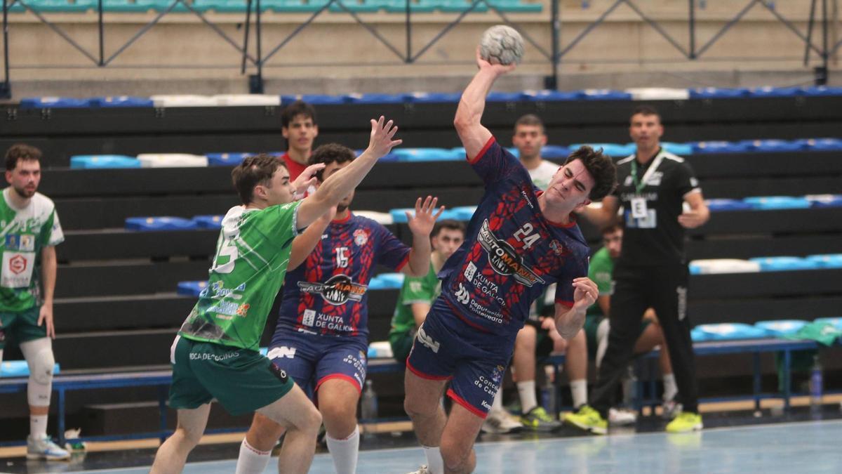 Iago Iglesias lanza a puerta en una acción de un partido del Luceros de la pasada temporada.
