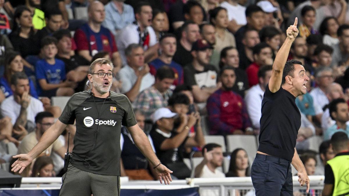 Xavi y su hermano Òscar Hernández, que ejerce de segundo entrenador, durante el Barça-Amberes de la Champions.