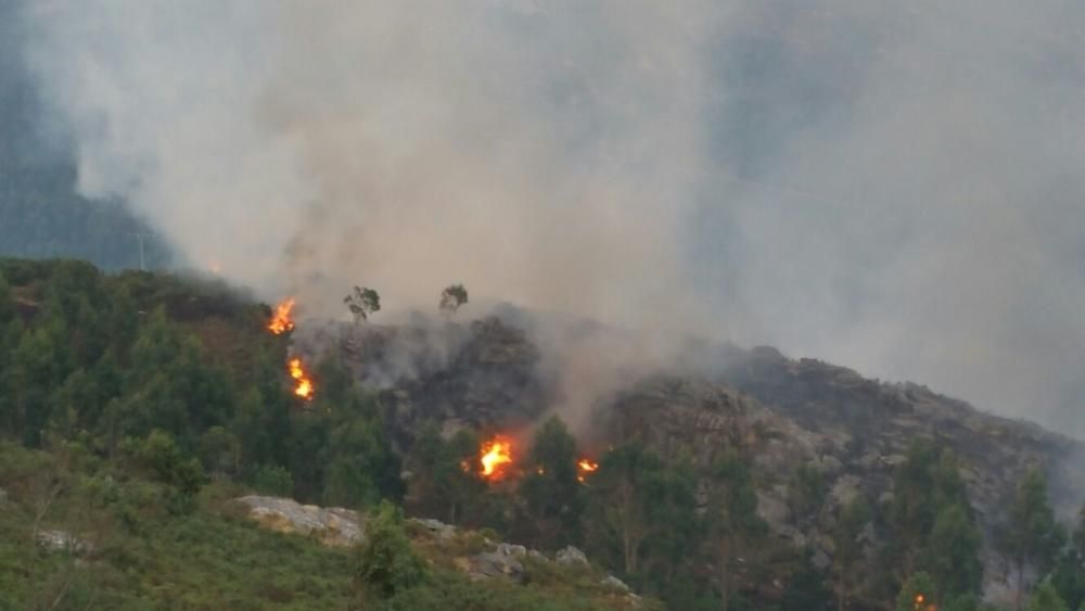 Incendios en Galicia | El fuego de Porto do Son arrasa el monte de A Curota