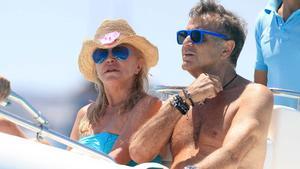 Fallece Manolo Segura, uno de los grandes amores de Tita Cervera. En la foto, la pareja durante unas vacaciones en Ibiza en el año 2014.