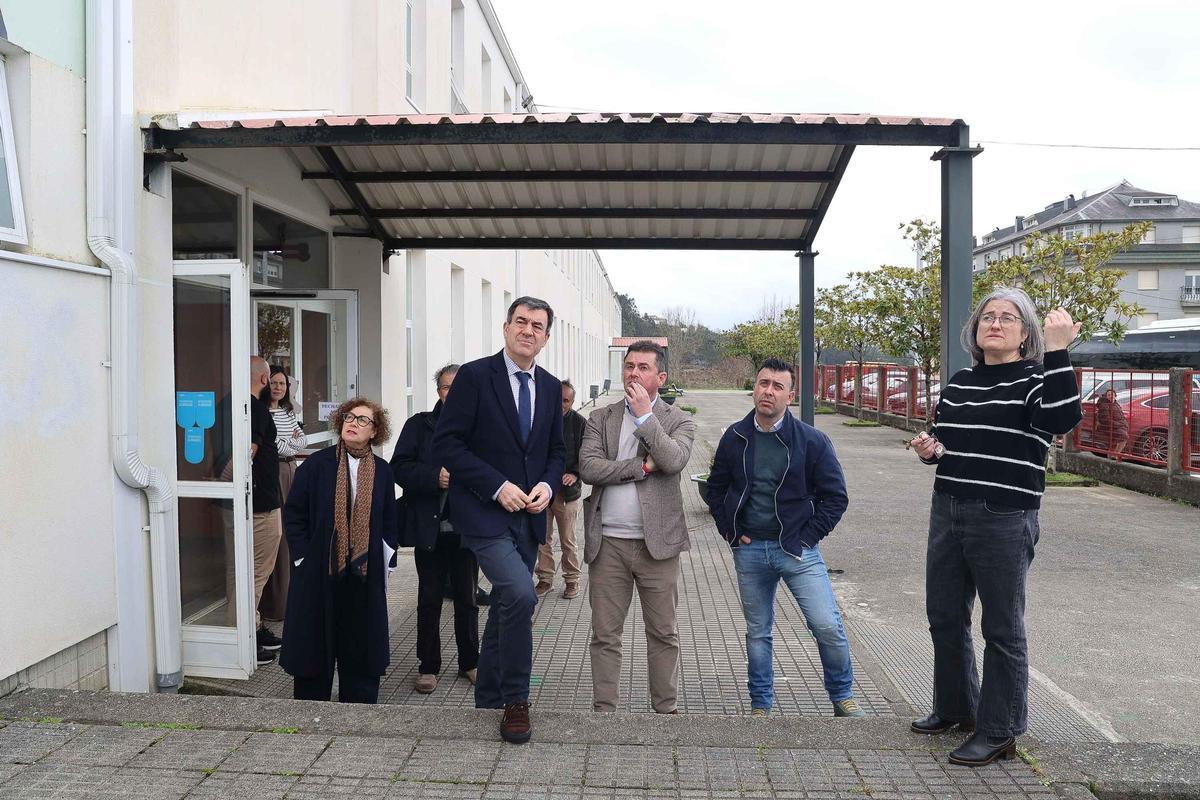 Román Rodríguez e José Manuel Mato, no centro, no IES de Ponteceso.