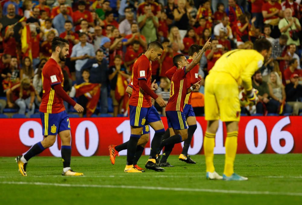 Los jugadores de La Roja celebran un gol