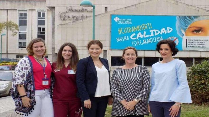 El equipo sobre el que pivota la nueva unidad: por la izquierda, Mónica Ventoso (enfermería), Eva Menéndez (fisioterapia), Cristina Diaconu (psicóloga), Rosario Cortina (cardióloga) y Fernanda Aguadé (nutricionista).