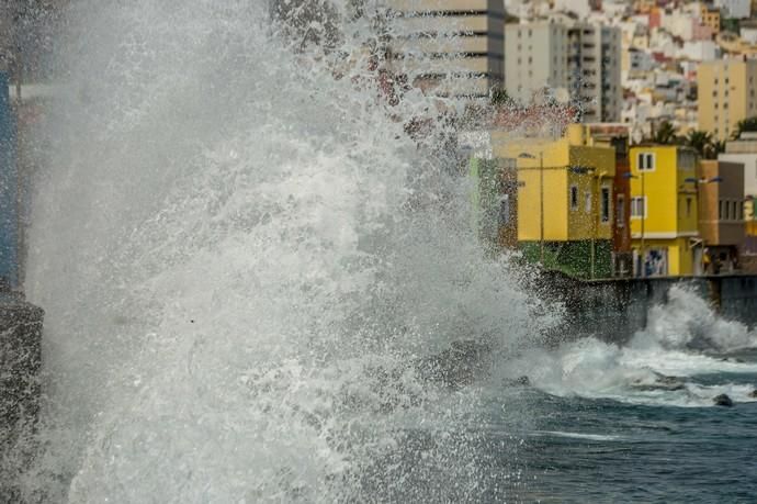 09-11-18. LAS PALMAS DE GRAN CANARIA. OLAS EN ...