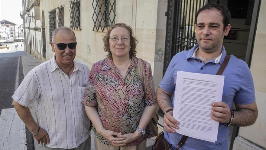 &#039;Cáceres se mueve&#039; entrega el manifiesto a los grupos