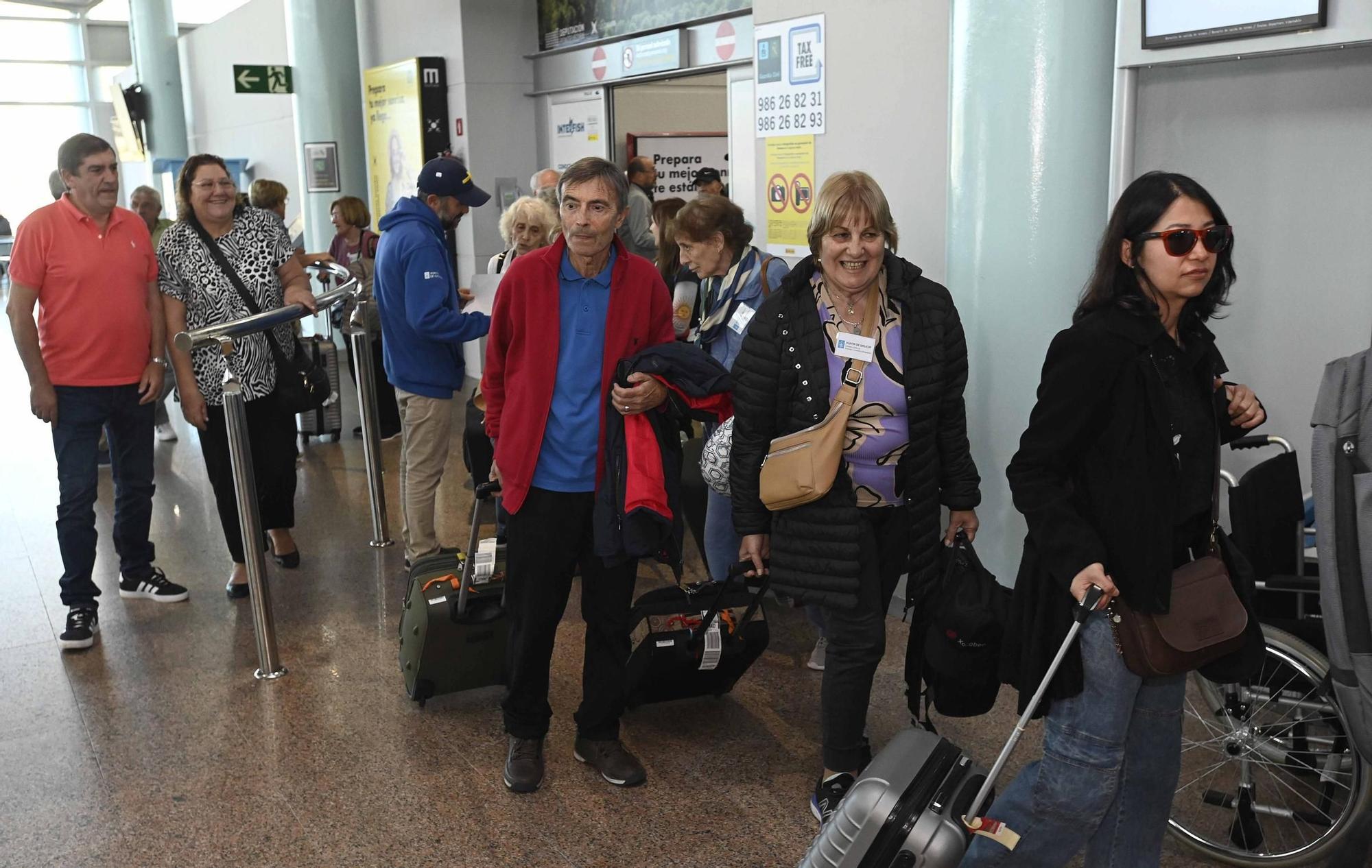 El centenario Gonzalo Nodal, entre los 200 emigrantes gallegos que vuelven a la tierra que les vio nacer