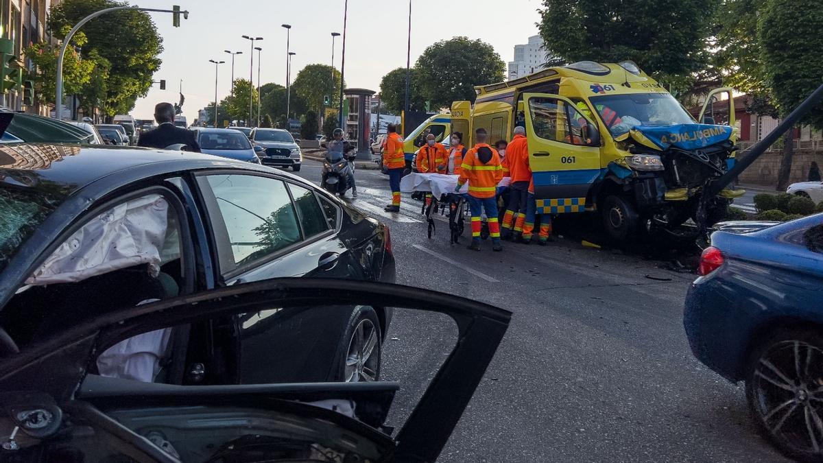 Además de la ambulancia, en el accidente estuvieron implicados otros dos turismos.