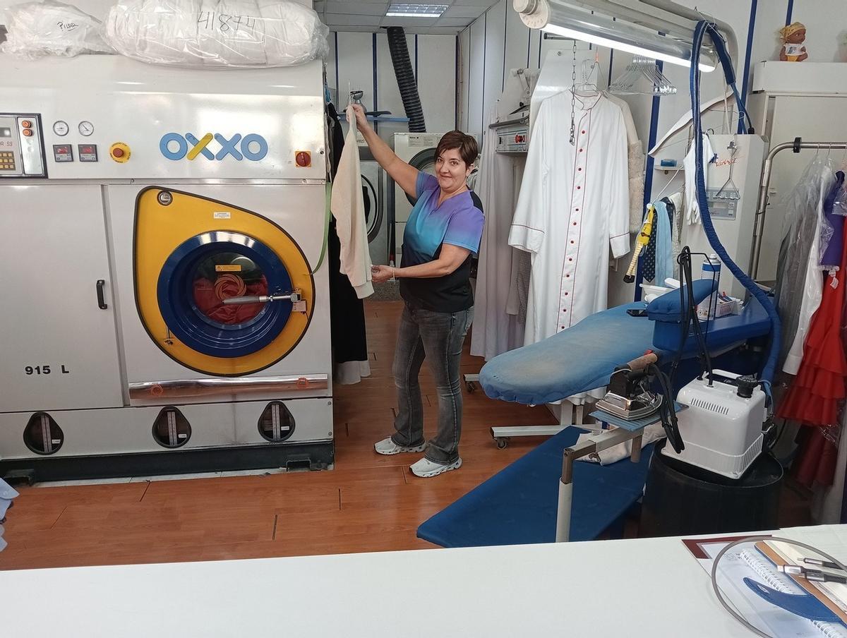 Cristina regenta otra de las conocidas tintorerías de Gandia.