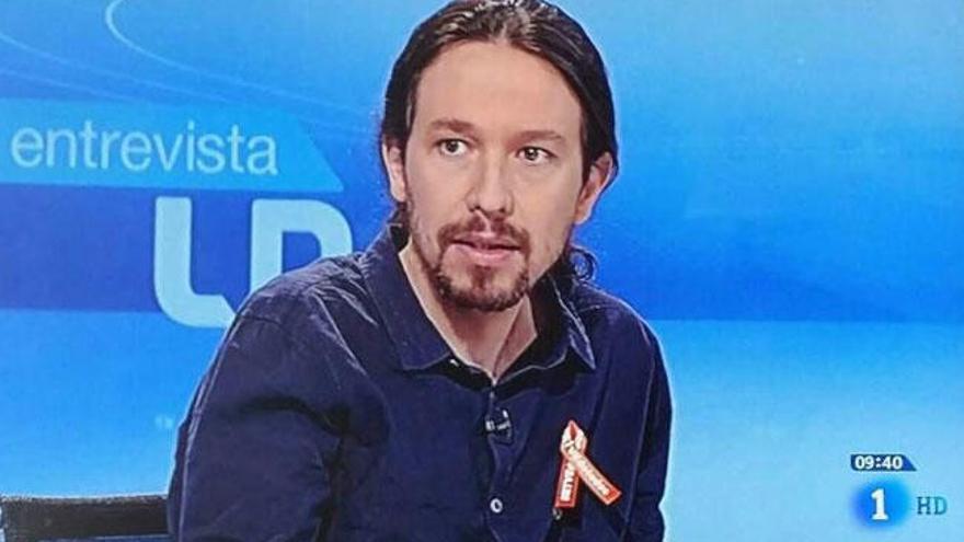 Pablo Iglesias con el lazo naranja en TVE.