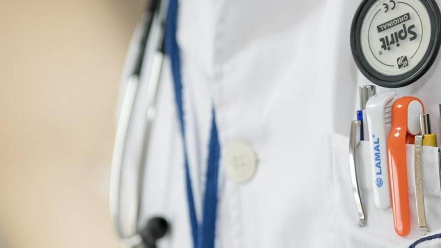 Más de 40 médicos del SMS piden poder trabajar a la vez en la privada