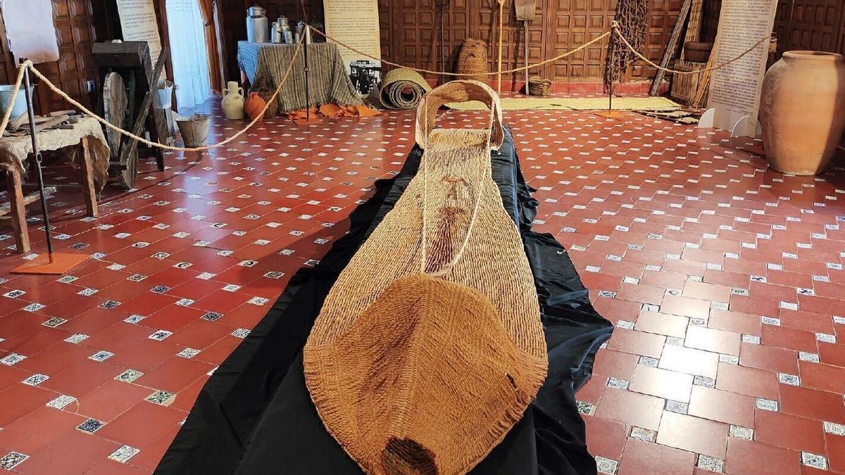 La 'espardenya' situada en el centro de la exposición de Oliva.