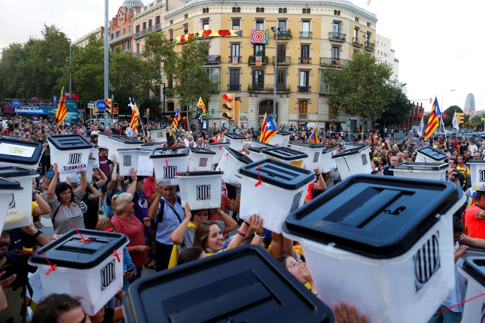 Milers de persones reivindiquen el mandat de l''1 d''octubre al centre de Barcelona