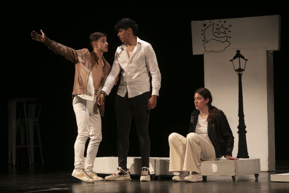 Los alumnos de 4º de la ESO del María Moliner se suben a las tablas en la casa de Cultura del Port de Sagunt