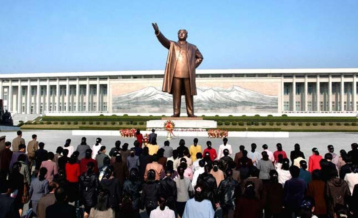Un grup de nord-coreans ofereixen flors a Pyongyang a una estàtua gegant de bronze del gran líder Kim Il-sung, el fundador de Corea del Nord.