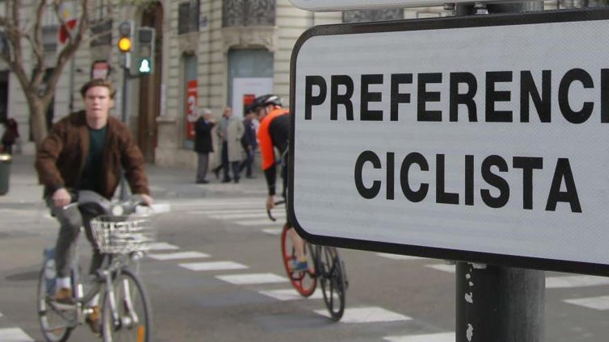 Los ciudadanos piden prioridad para bus, metro y bici pese a que el 20 % va en coche