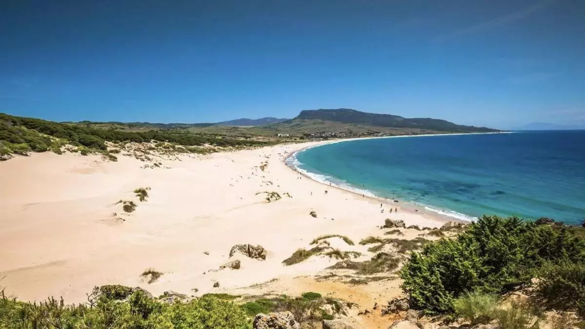 La región donde veranea la clase media de España: un lugar con las mejores playas vírgenes del país y puestas de sol son infinitas