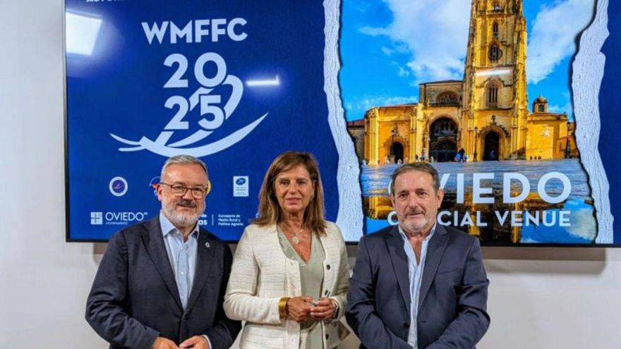 Por la izquierda, los ediles Alfredo García y Concepción Méndez, con Pedro García Peláez. | LNE
