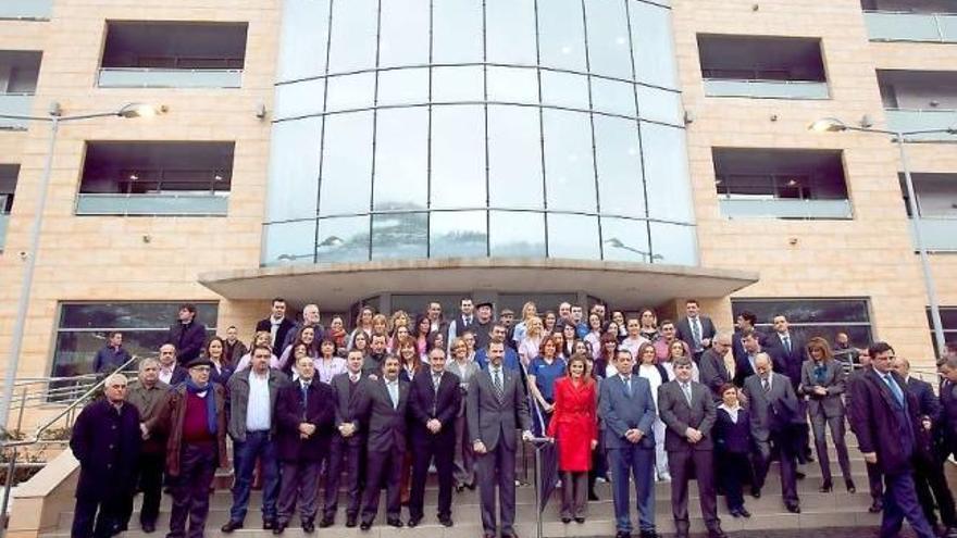 Los Príncipes de Asturias posan junto a los directivos y trabajadores del Montepío en la residencia de Felechosa.