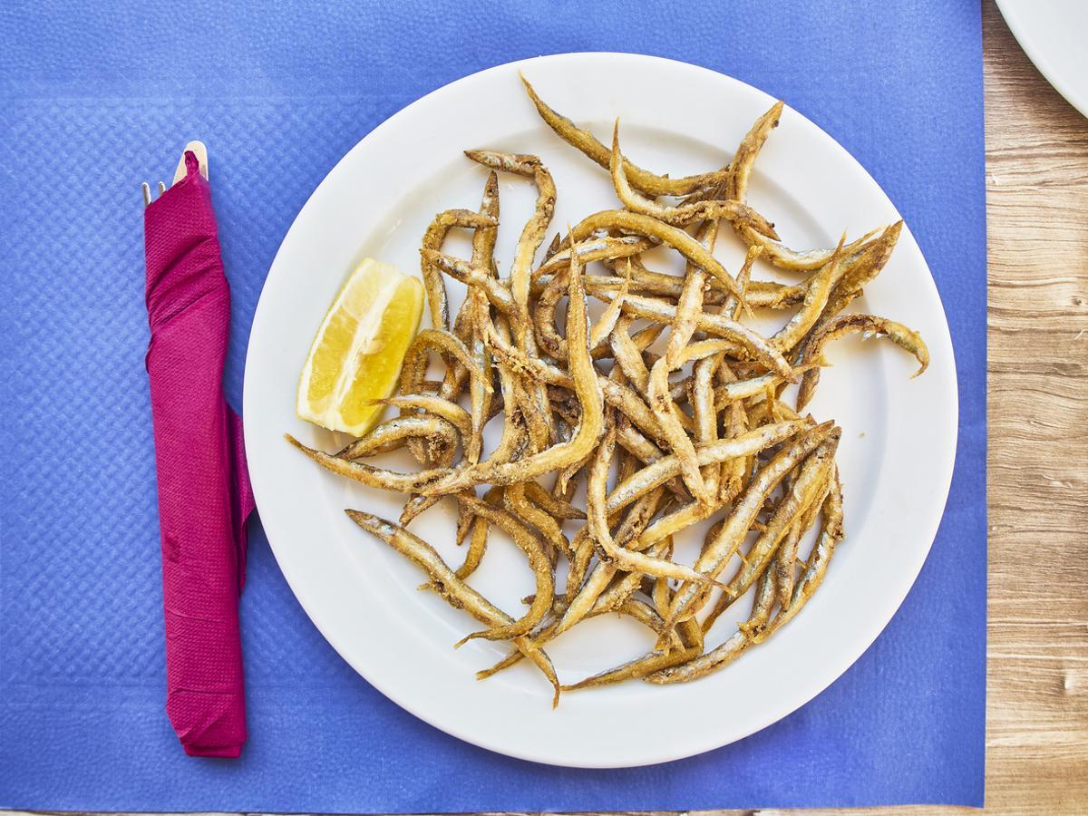 Pescaito frito, un imprescindible de Sevilla.