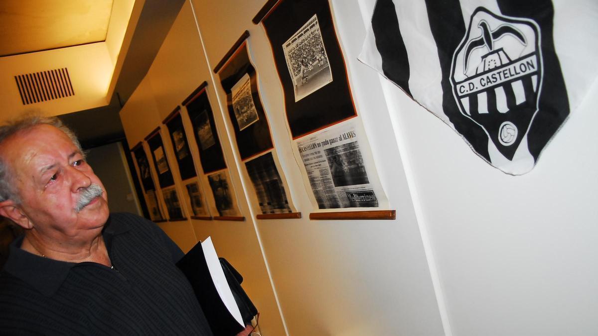Luis Cela observa el escudo del CDCastellón en una exposición en Castalia Iuris, en 2010.