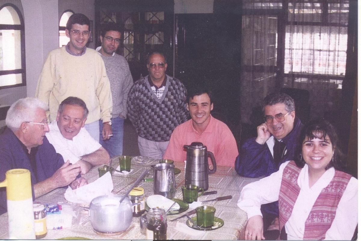 Luis Legaspi, Javier Gómez Cuesta, el laico Miguel Magadán (cuya esposa, Silvia Poyal está en el extremo derecho), Amadeo Artime, una persona sin identificar, Francisco Chicharro y Gabino Díaz Merchán en Ecuador en 1981.