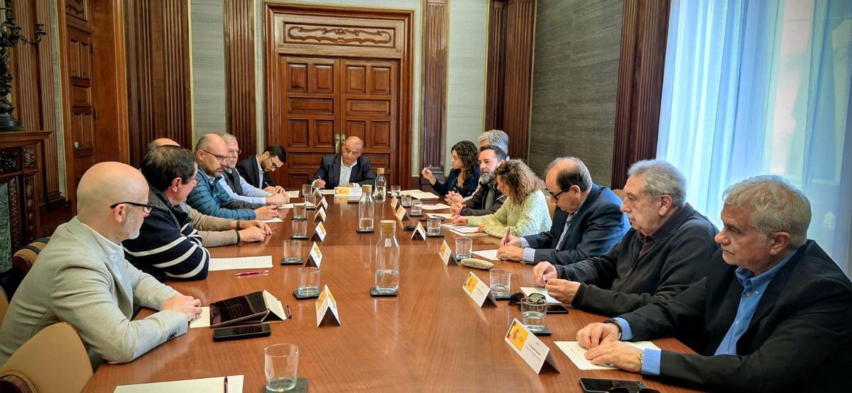 La secretaria de Estado de Turismo, Rosario Sánchez, y el delegado del Gobierno en las islas, Alfonso Rodríguez Badal, se han reunido esta mañana junto a los agentes económicos y sociales de las islas