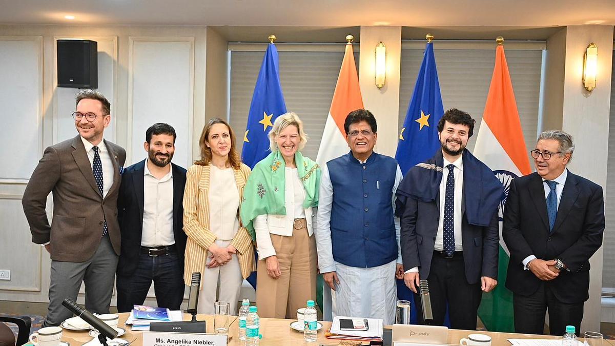El eurodiputado Vicent Marzà posa tras una de las reuniones en la India.