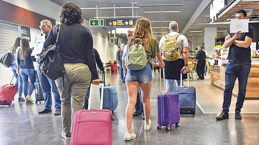 Imagen de archivo de pasajeros en el aeropuerto de Gran Canaria.