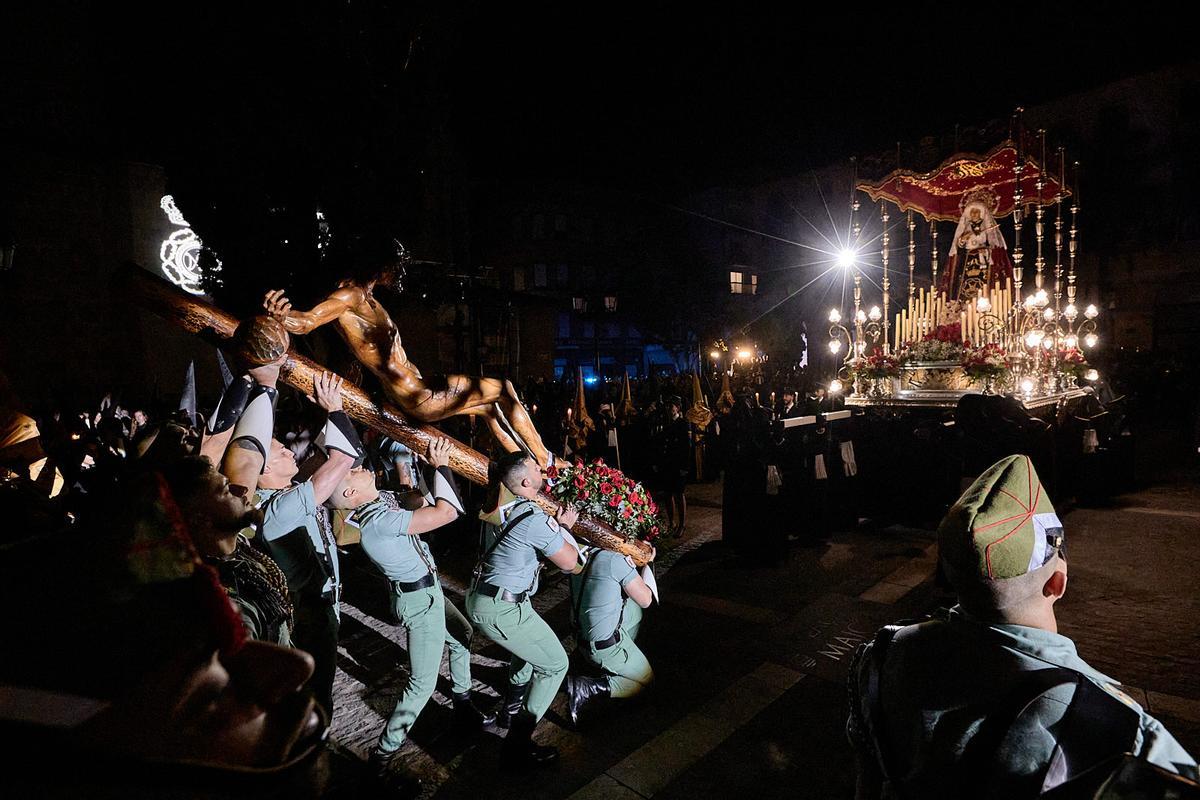 Los legionarios levantan al Yacente ante la Dolorosa.