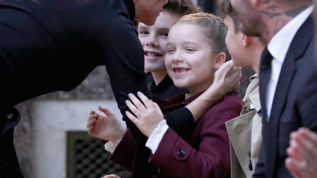 Victoria Beckham besa a su pequeña Harper