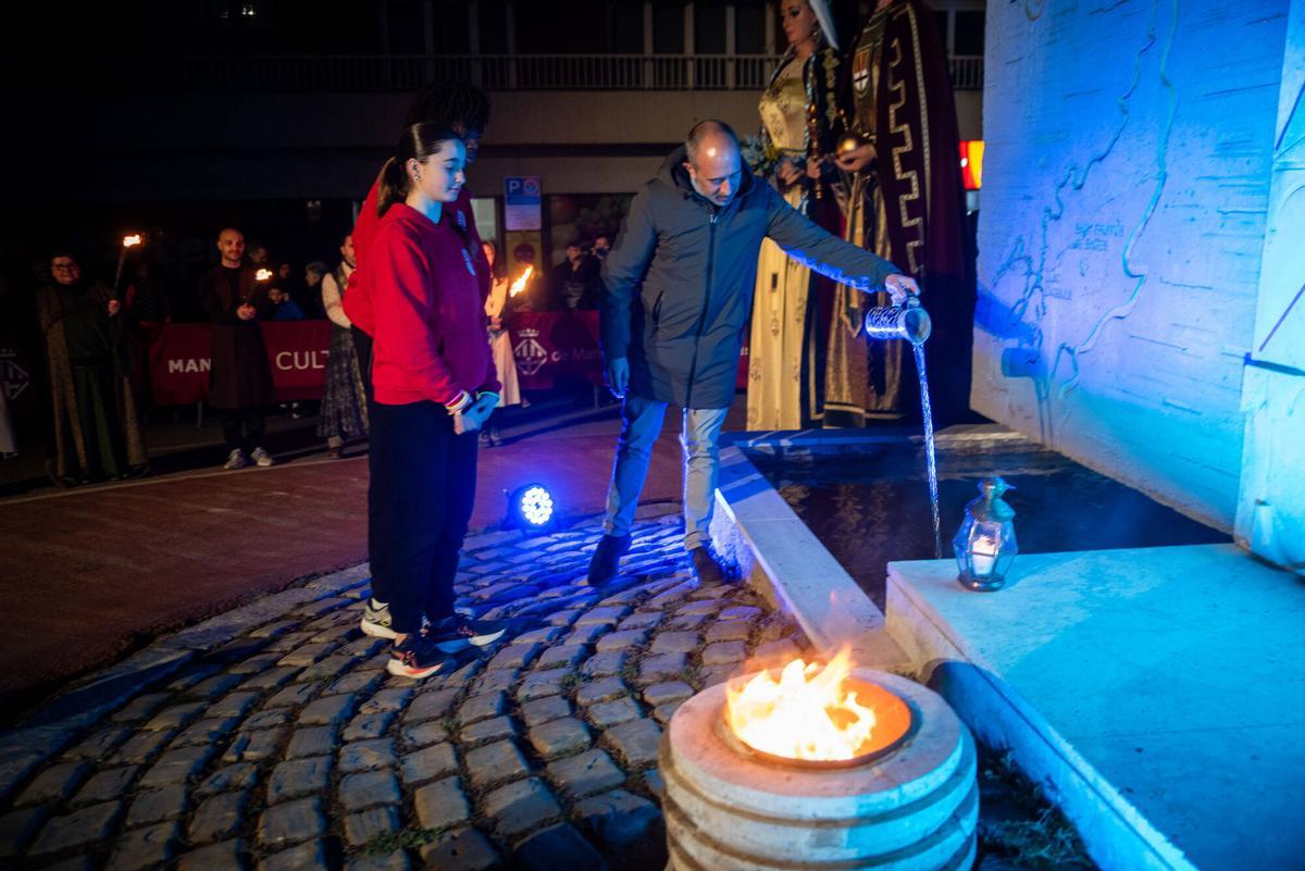 La prèvia de la Llum homenatja el miracle de la Séquia amb atletes, espelmes i espectacle