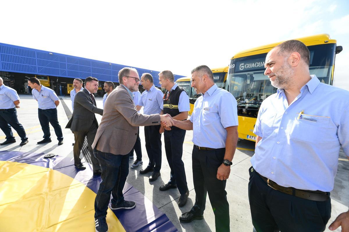 José Eduardo Ramírez saluda a los nuevos conductores.