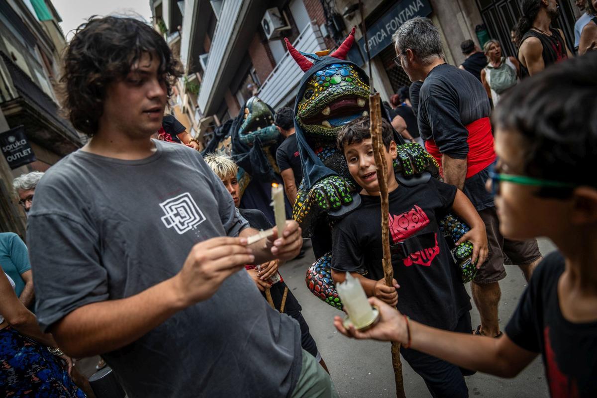 Un funeral por la cultura popular sustituye la masiva cercavila de las fiestas de Gràcia 2024