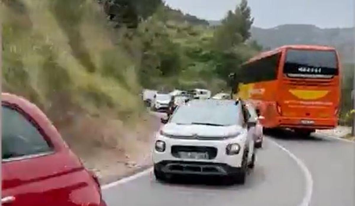 Autoschlange vor Valldemossa am Freitagmorgen (2.5.)
