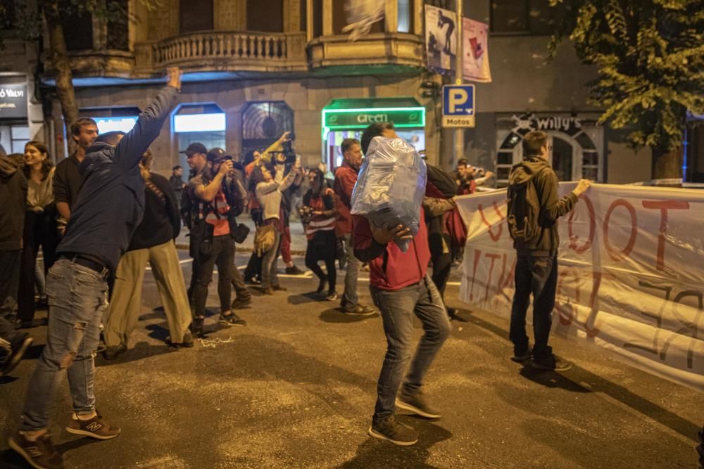 El CDR demana la dimissió de Buch i llança escombraries a la subdelegació del govern a Girona