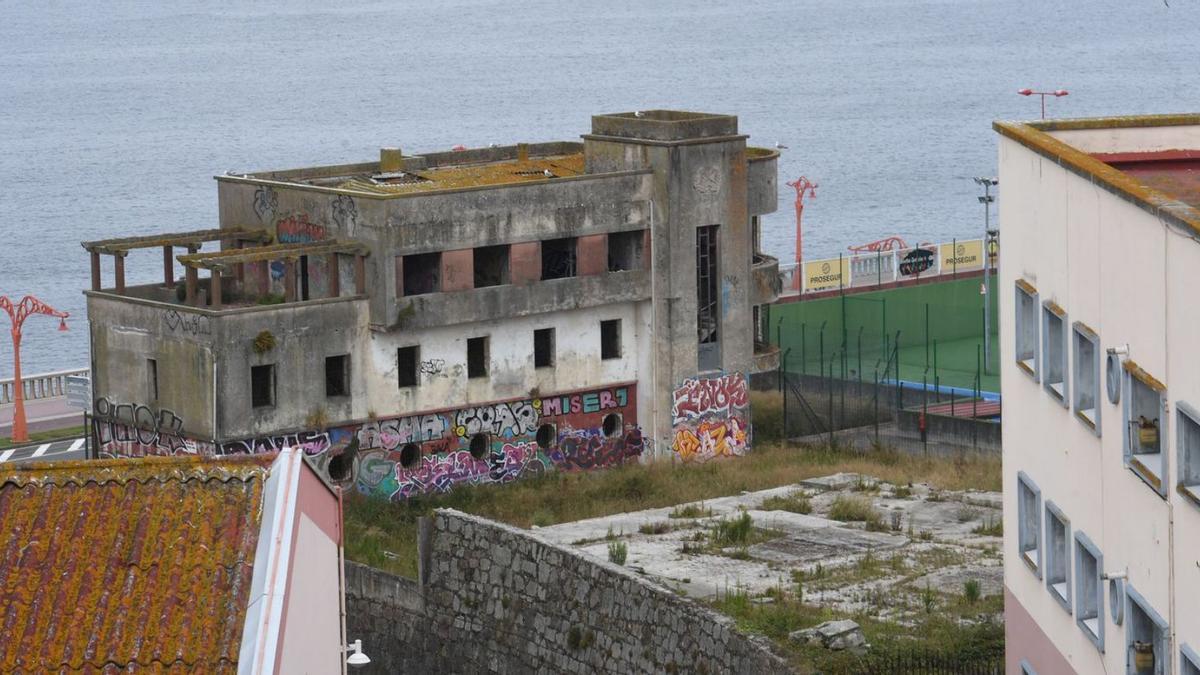 Edificio de la antigua Comandancia que el Concello cede para el albergue de la Xunta. 