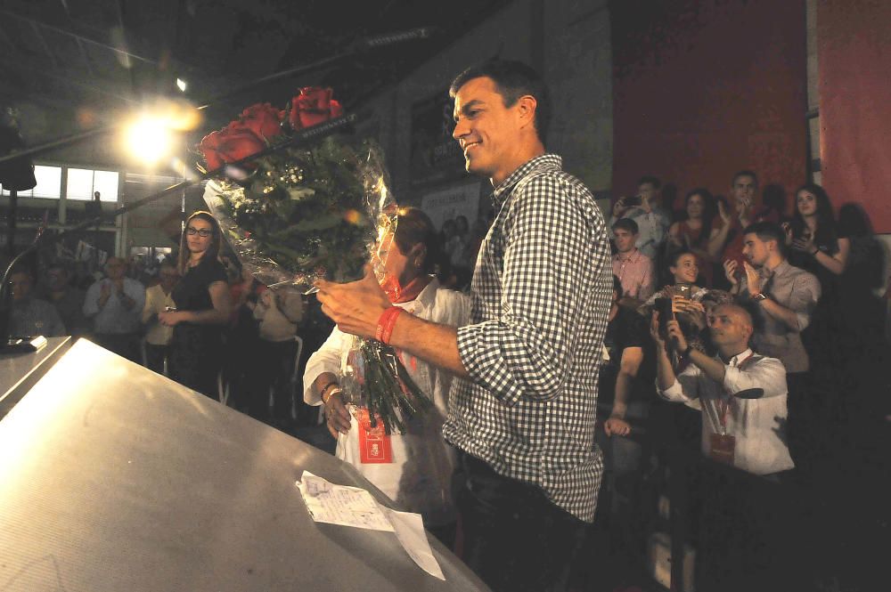 Pedro Sánchez abarrota el polideportivo de Carrús