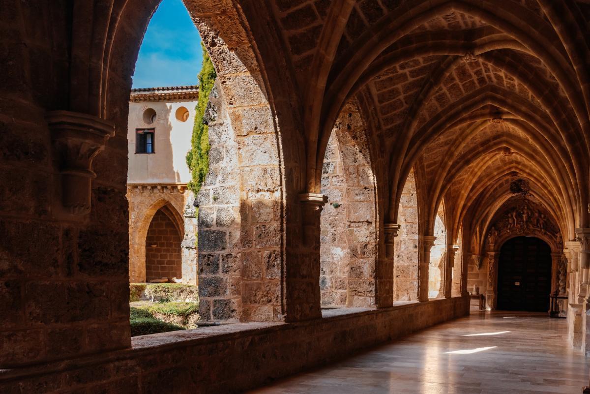 El monasterio de siglo XII que está rodeado de 20 cascadas y tiene más de 50 especies de árboles