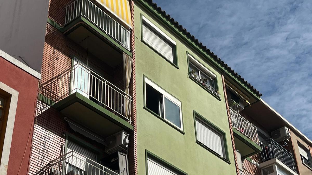 Las ventanas del tercer piso de la calle Borja, este lunes, abiertas de par en par.