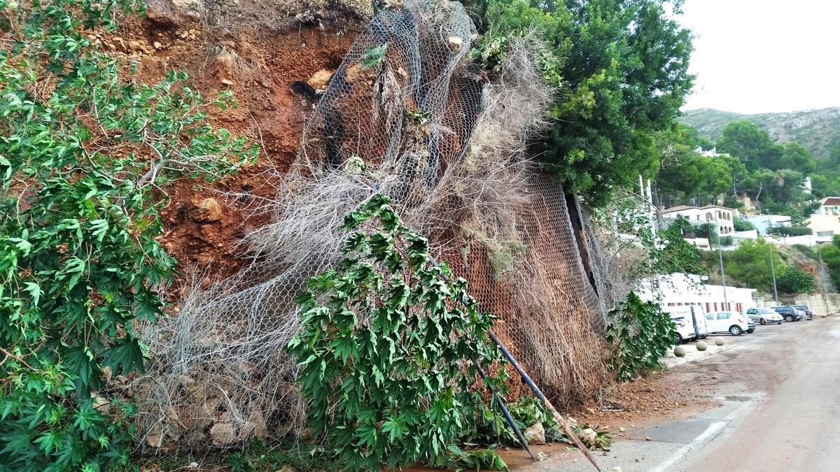 El muro desprendido en la Caleta del Port de Xàbia