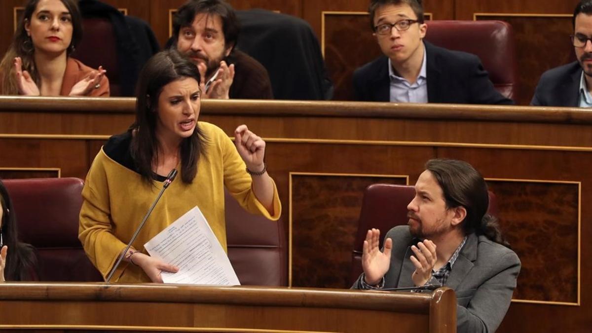 Pablo Igleias aplaude a Irene Montero.