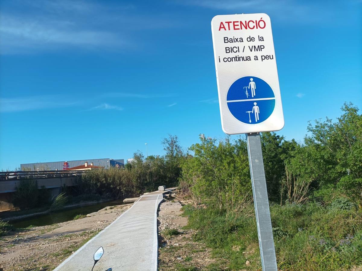 Rètol indicatiu per a circular a la passera nova del Manol
